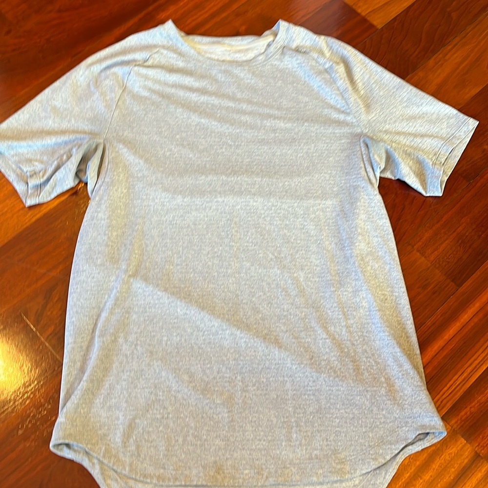 Lululemon license to train shirt size medium